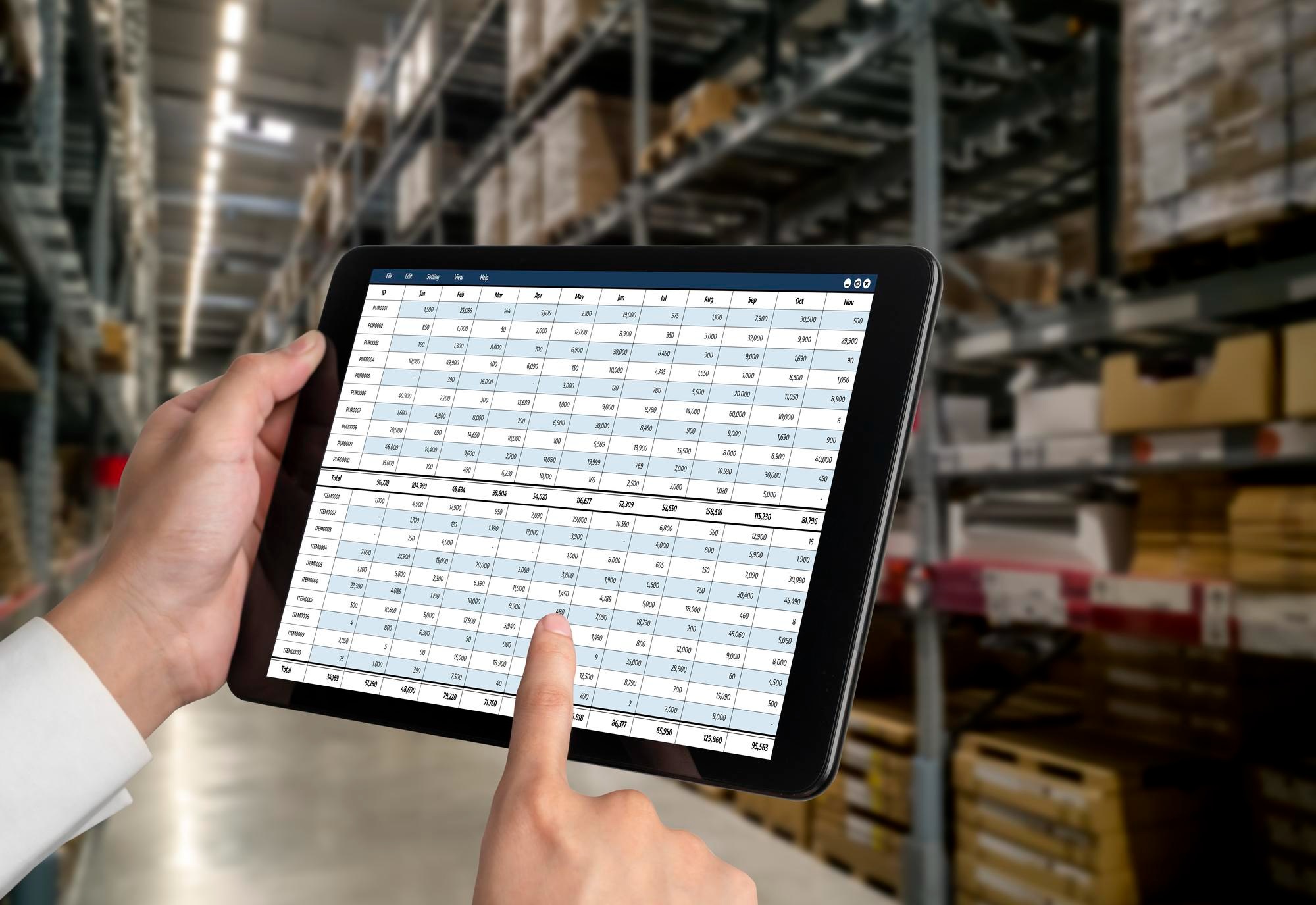 Gestión de inventario para mantenimiento preventivo de equipos biomédicos mostrada en una tableta electrónica en un almacén