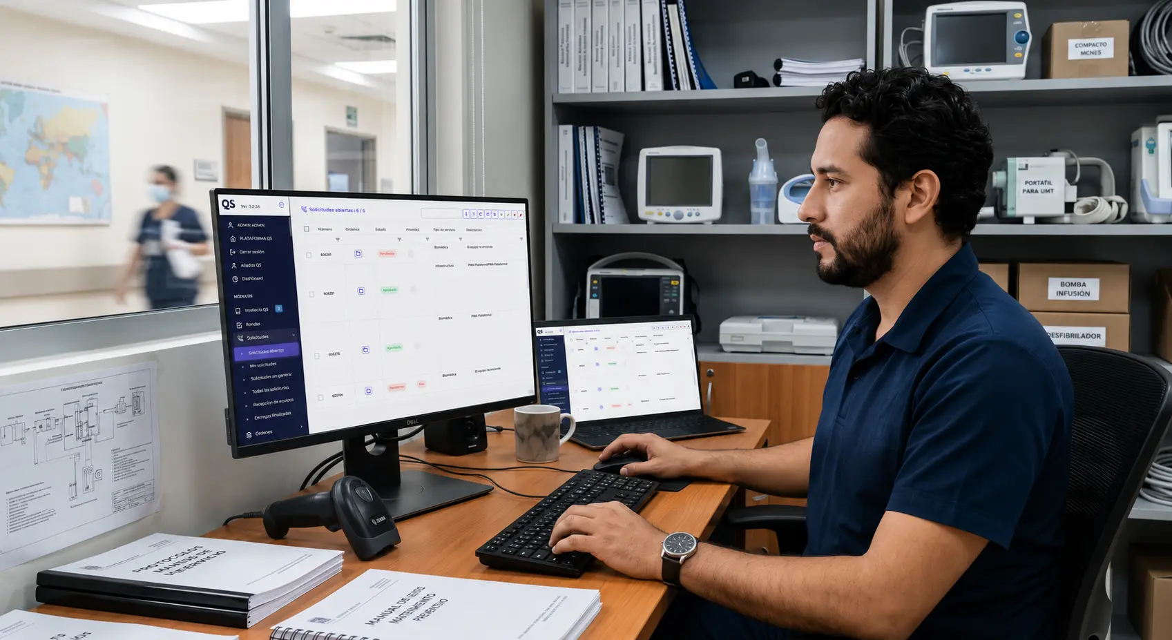 Profesional revisa en un dashboard la gestión de solicitudes y la trazabilidad documental como parte de la planificación en ingeniería clínica.