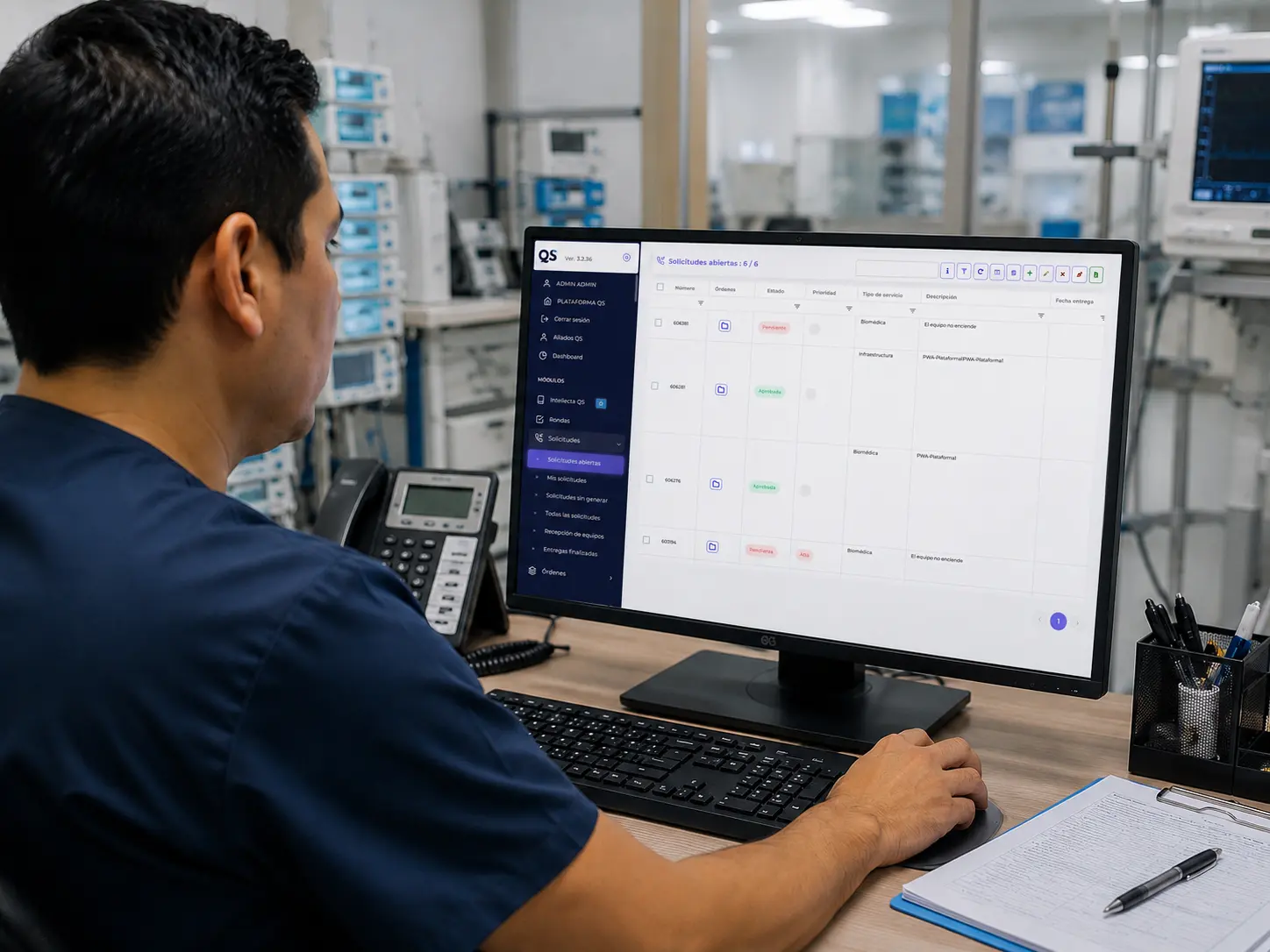 Profesional de ingeniería clínica revisa en pantalla un reporte de tecnovigilancia con solicitudes abiertas y seguimiento de casos en plataforma QS.